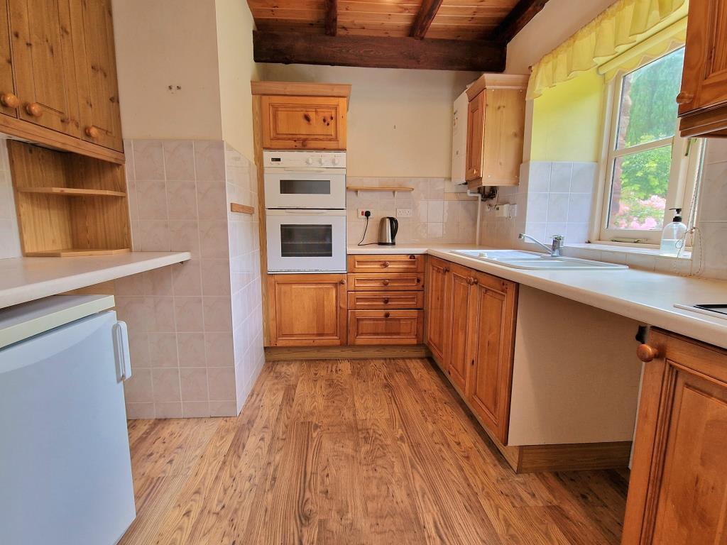Lot: 122 - DETACHED BARN CONVERSION IN COCKINGTON VILLAGE - Kitchen